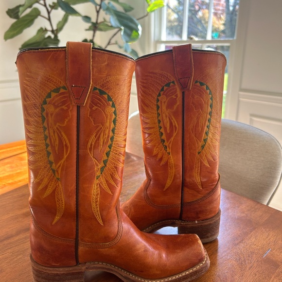 The most gorgeous vintage boots. - Picture 3 of 6